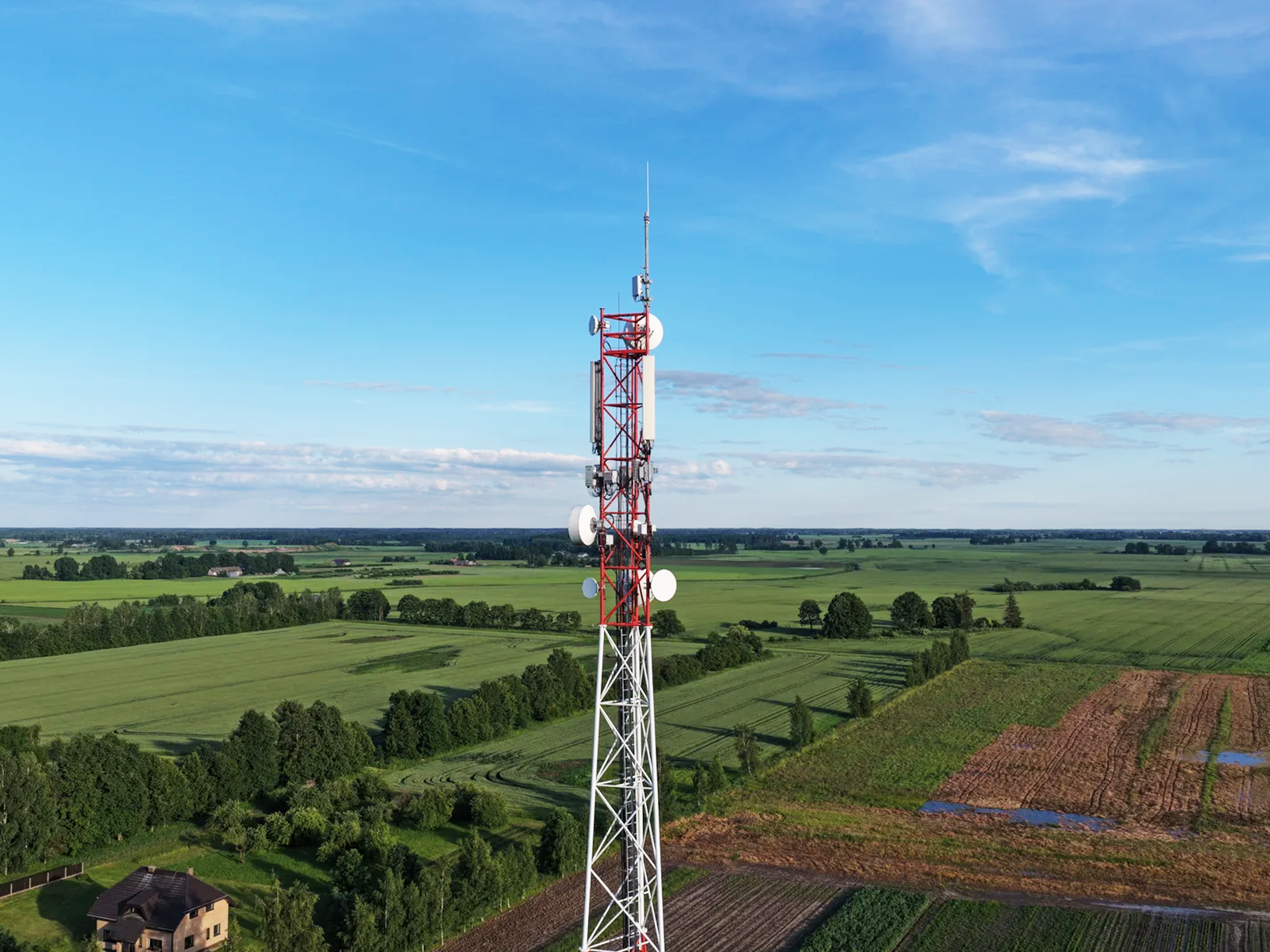 Sakaru tornis inspekcija ar dronu - platleņķa kopskats 1x